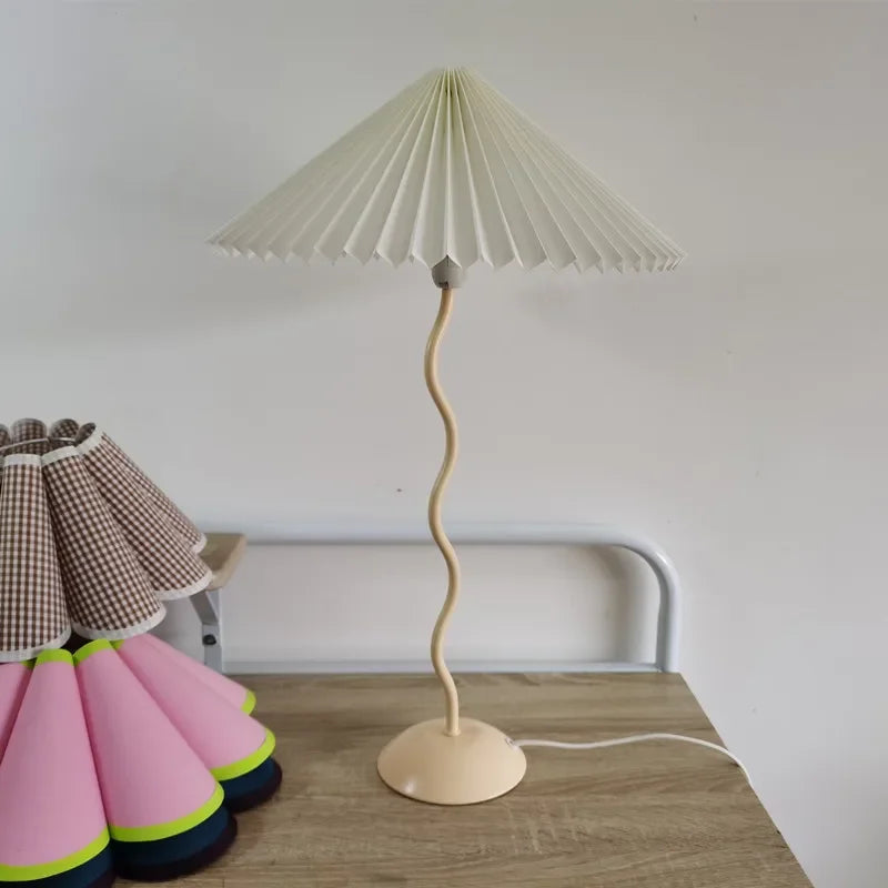 Lampe de table style rétro plissée, abat-jour parapluie, nordique médiéval coréen, pour chambre principale, lampe de chevet pivotante en fer forgé, livraison directe.