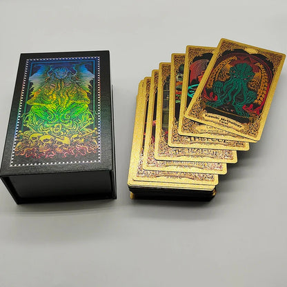 Jeu de Tarot Cthulhu Whispers Of The Old Gods Édition Luxe Feuille d'Or Cartes de Divination en PVC avec Finition Givrée dans une Belle Boîte Magnétique