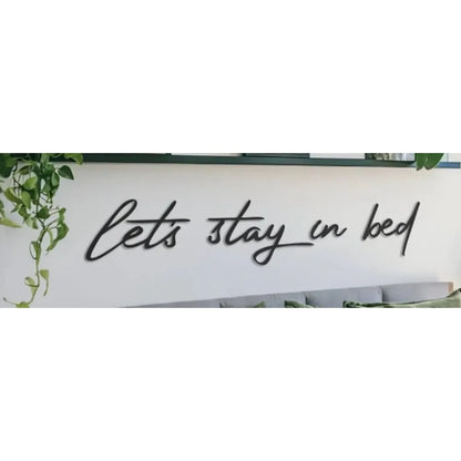 Letrero de pared de metal "Let's Stay in Bed" de 12x8 pulgadas - Decoración rústica industrial con acabado envejecido, arte con frase acogedora para el hogar para dormitorio
