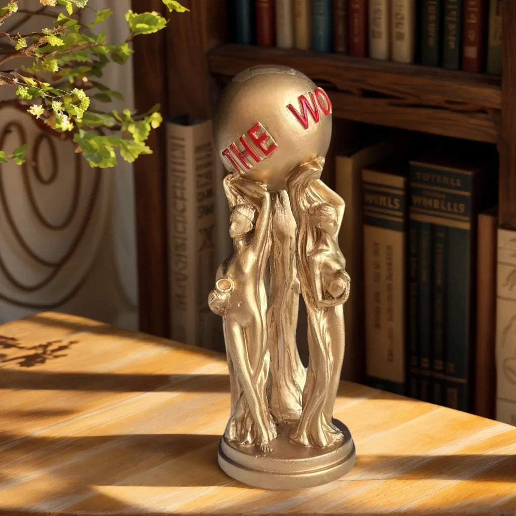 1 Pièce d'Ornement d'Art de Luxe Léger pour Trois Personnes, Tenant une Boule, Texture Dorée, Boule Gravée "Le Monde Est À Vous", Pièce d'Affichage Inspirante pour Table de Salon