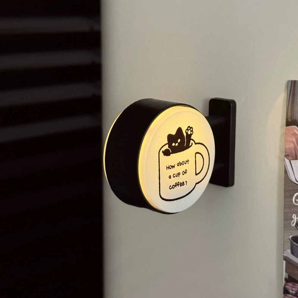Imán de nevera Retro Coffee Corner Imán de nevera luminoso Imán magnético para el hogar en miniatura Tablero perforado de cafetería Decoración brillante