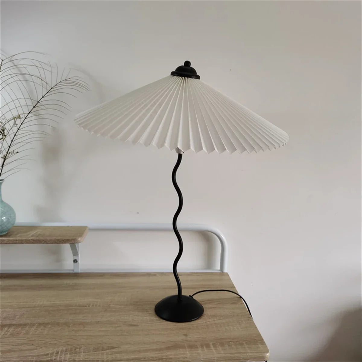 Lampe de table style rétro plissée, abat-jour parapluie, nordique médiéval coréen, pour chambre principale, lampe de chevet pivotante en fer forgé, livraison directe.