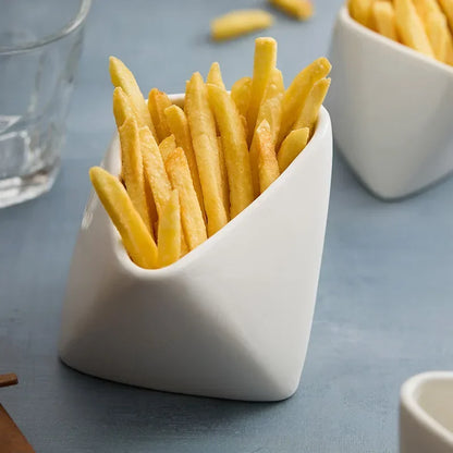 Assiette à collation avec sauce, bol de cuisson en céramique en forme de frites pliées en trois dimensions, vaisselle d'hôtel caractéristique.