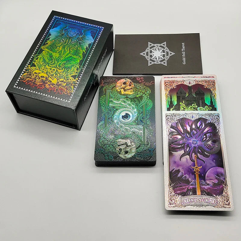 Jeu de Tarot Cthulhu Whispers Of The Old Gods Édition Luxe Feuille d'Or Cartes de Divination en PVC avec Finition Givrée dans une Belle Boîte Magnétique