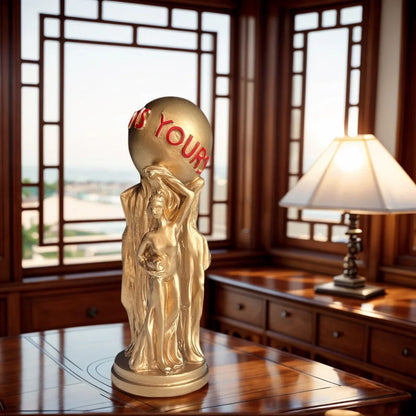 1 Pièce d'Ornement d'Art de Luxe Léger pour Trois Personnes, Tenant une Boule, Texture Dorée, Boule Gravée "Le Monde Est À Vous", Pièce d'Affichage Inspirante pour Table de Salon