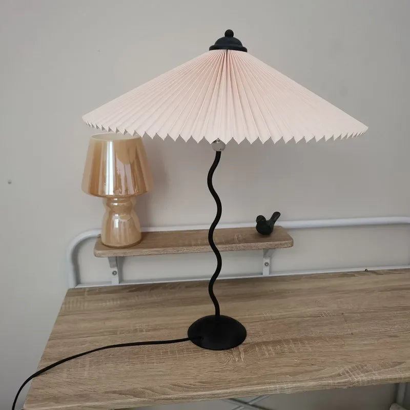 Lampe de table style rétro plissée, abat-jour parapluie, nordique médiéval coréen, pour chambre principale, lampe de chevet pivotante en fer forgé, livraison directe.