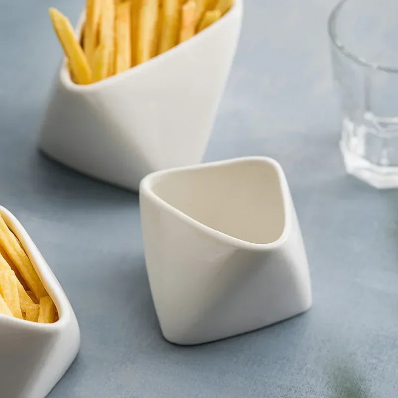 Assiette à collation avec sauce, bol de cuisson en céramique en forme de frites pliées en trois dimensions, vaisselle d'hôtel caractéristique.