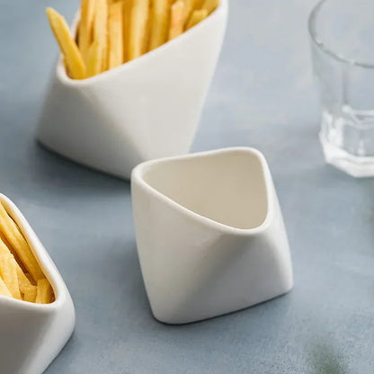Assiette à collation avec sauce, bol de cuisson en céramique en forme de frites pliées en trois dimensions, vaisselle d'hôtel caractéristique.