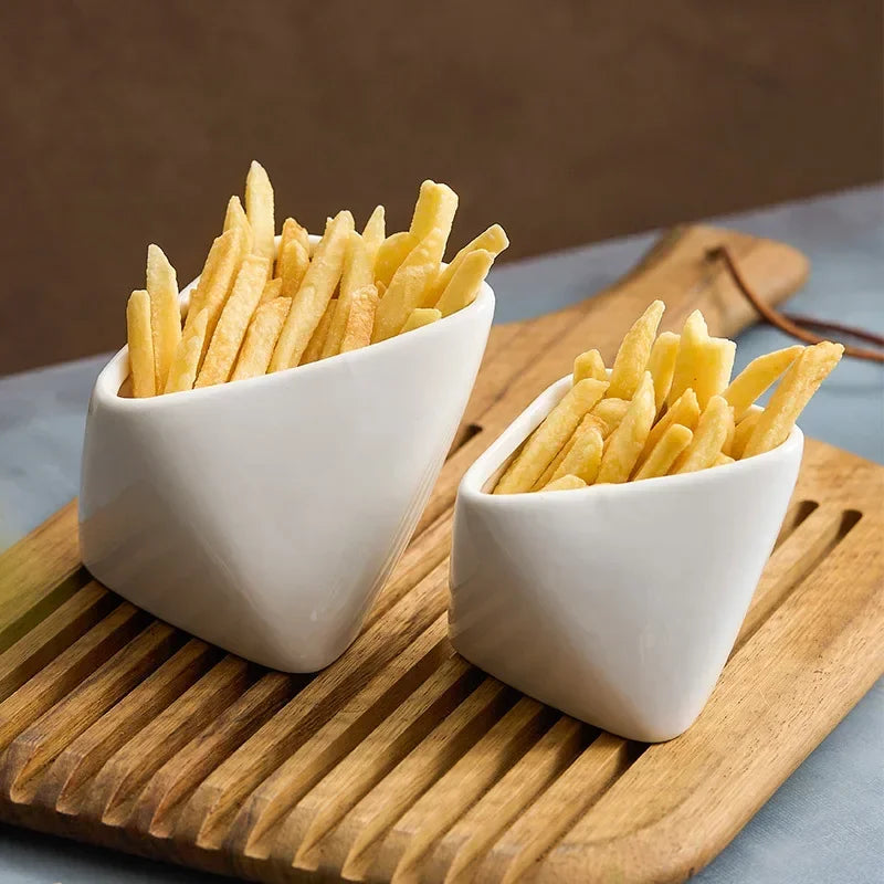 Assiette à collation avec sauce, bol de cuisson en céramique en forme de frites pliées en trois dimensions, vaisselle d'hôtel caractéristique.