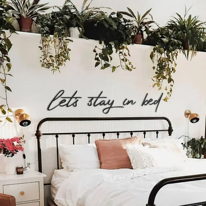 Letrero de pared de metal "Let's Stay in Bed" de 12x8 pulgadas - Decoración rústica industrial con acabado envejecido, arte con frase acogedora para el hogar para dormitorio
