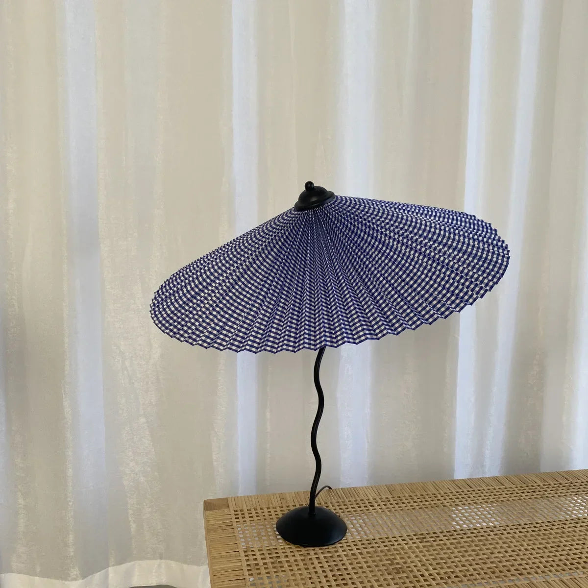 Lampe de table style rétro plissée, abat-jour parapluie, nordique médiéval coréen, pour chambre principale, lampe de chevet pivotante en fer forgé, livraison directe.