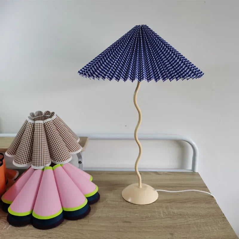 Lampe de table style rétro plissée, abat-jour parapluie, nordique médiéval coréen, pour chambre principale, lampe de chevet pivotante en fer forgé, livraison directe.