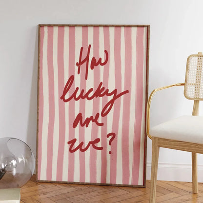 Toiles murales « How Lucky Are We » rayées roses et rouges – Affiches et tableaux pour salon, chambre, salle à manger, décoration intérieure