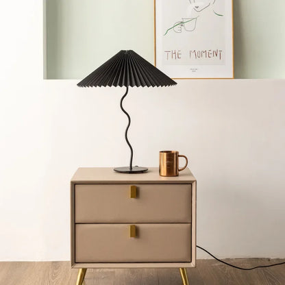Lampe de table style rétro plissée, abat-jour parapluie, nordique médiéval coréen, pour chambre principale, lampe de chevet pivotante en fer forgé, livraison directe.