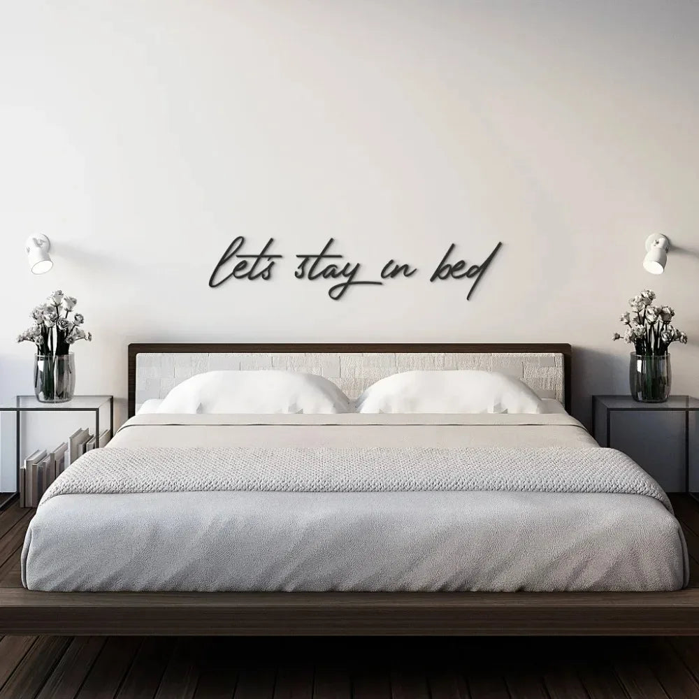 Letrero de pared de metal "Let's Stay in Bed" de 12x8 pulgadas - Decoración rústica industrial con acabado envejecido, arte con frase acogedora para el hogar para dormitorio