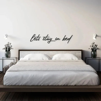 Letrero de pared de metal "Let's Stay in Bed" de 12x8 pulgadas - Decoración rústica industrial con acabado envejecido, arte con frase acogedora para el hogar para dormitorio