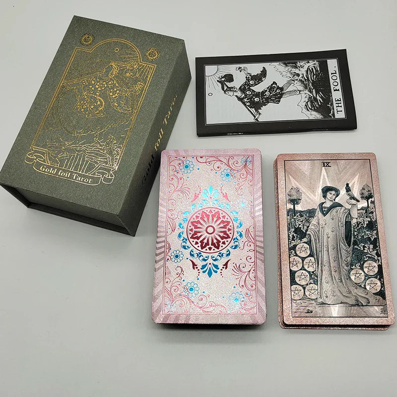 Le nouveau jeu de société de Tarot "The New Knight Laser Gold Foil" – Cartes de divination luxueuses en PVC, imperméables et résistantes à l'usure, avec marquage à chaud.