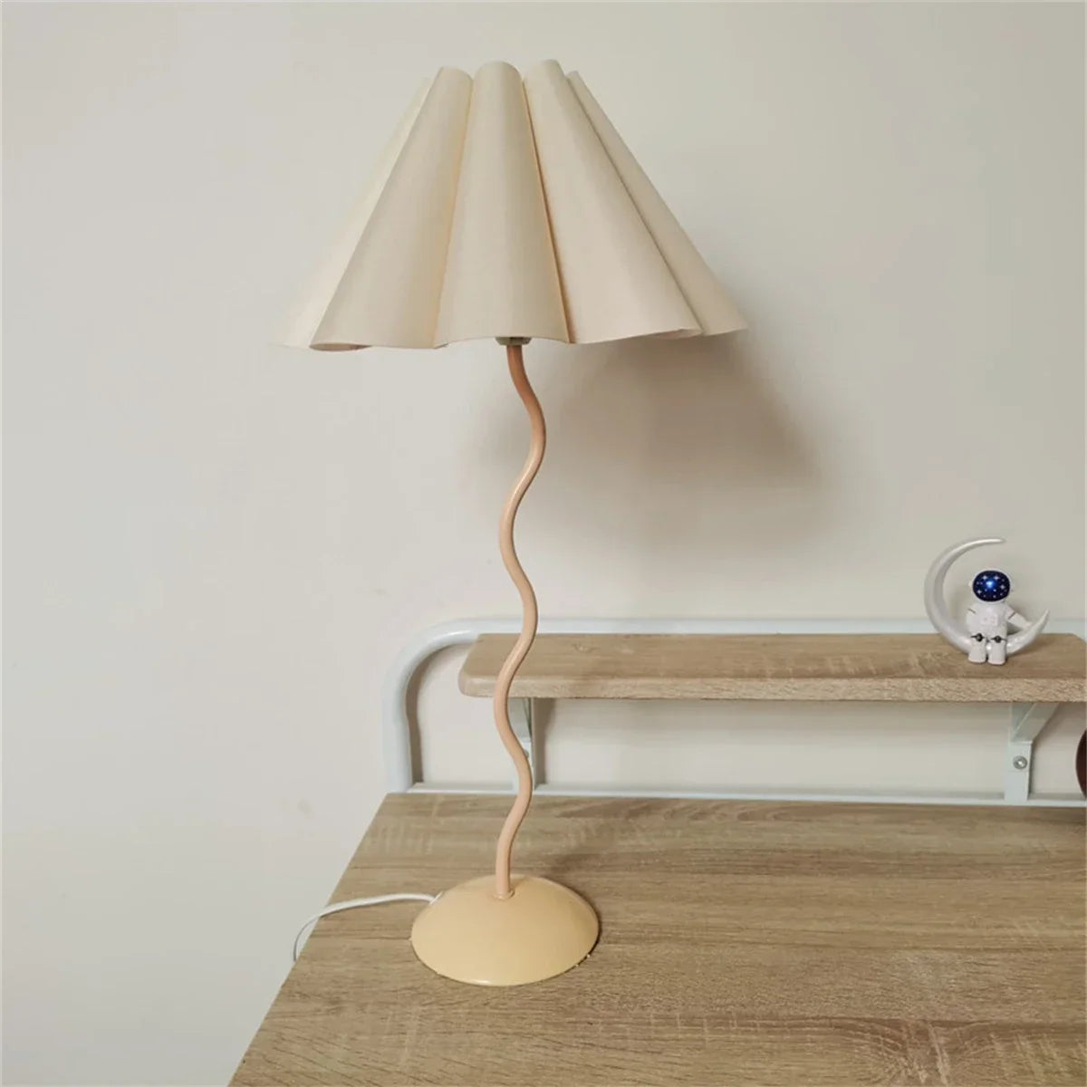 Lampe de table style rétro plissée, abat-jour parapluie, nordique médiéval coréen, pour chambre principale, lampe de chevet pivotante en fer forgé, livraison directe.