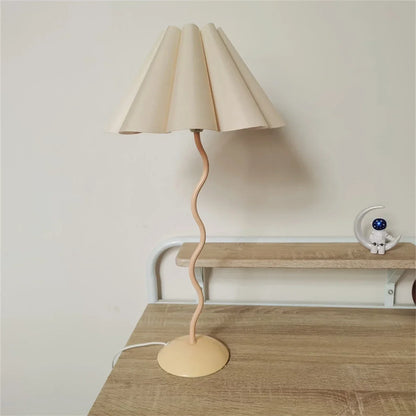 Lampe de table style rétro plissée, abat-jour parapluie, nordique médiéval coréen, pour chambre principale, lampe de chevet pivotante en fer forgé, livraison directe.