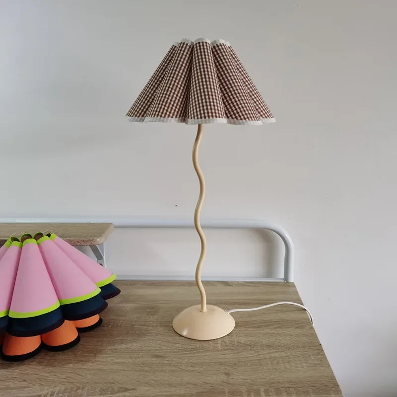 Lampe de table style rétro plissée, abat-jour parapluie, nordique médiéval coréen, pour chambre principale, lampe de chevet pivotante en fer forgé, livraison directe.