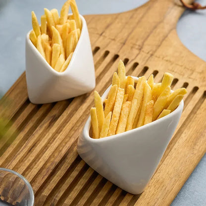 Assiette à collation avec sauce, bol de cuisson en céramique en forme de frites pliées en trois dimensions, vaisselle d'hôtel caractéristique.