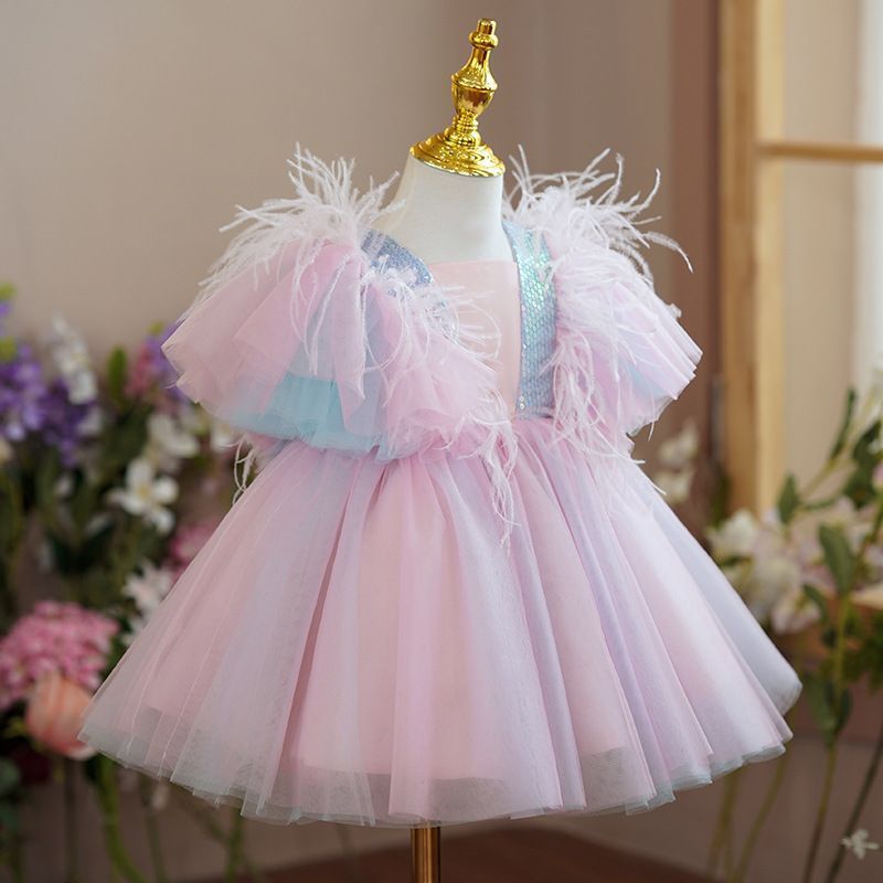 Robe de princesse à la mode pour filles avec parapluie.