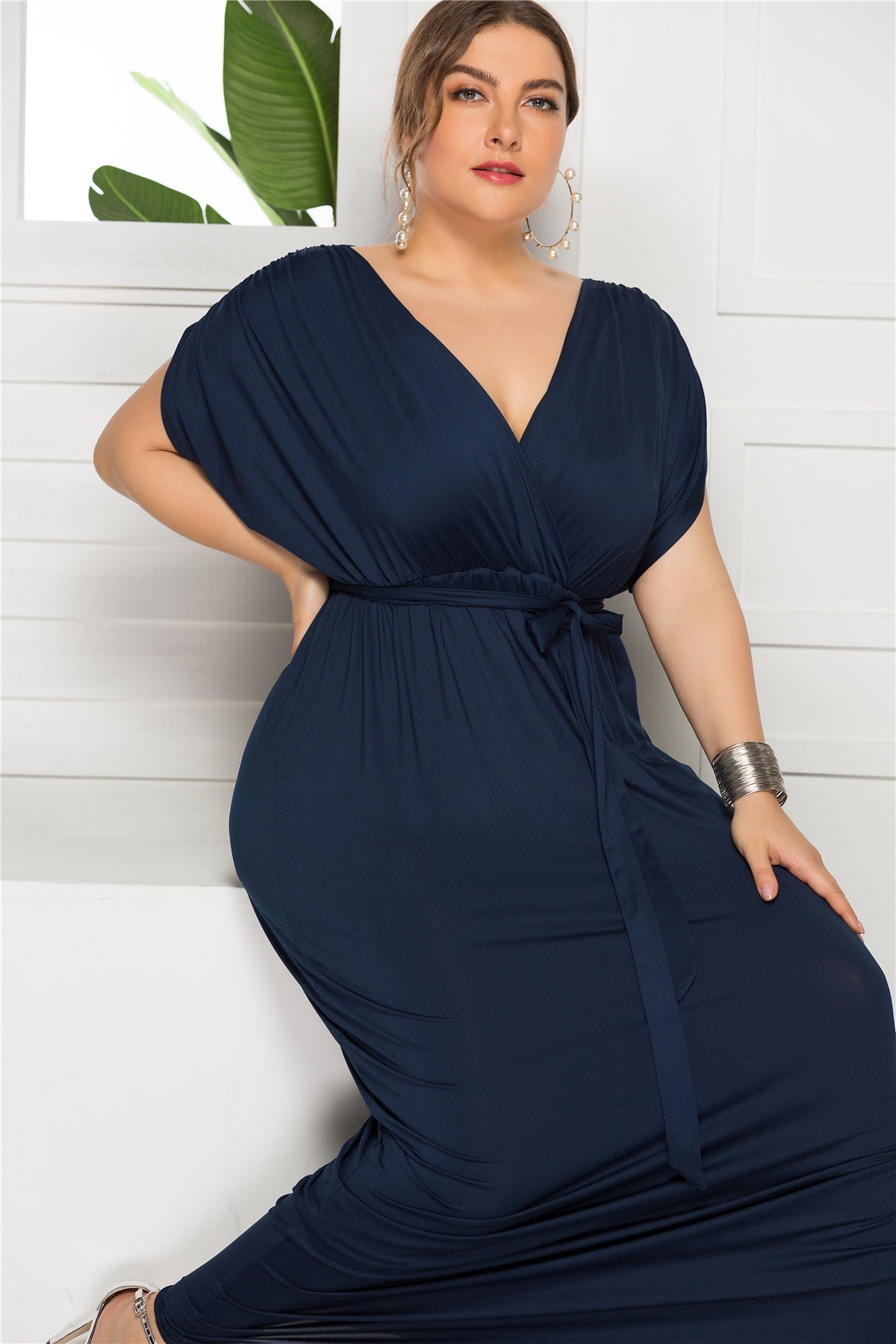 Vestido suelto de talla grande de color liso con cuello en V