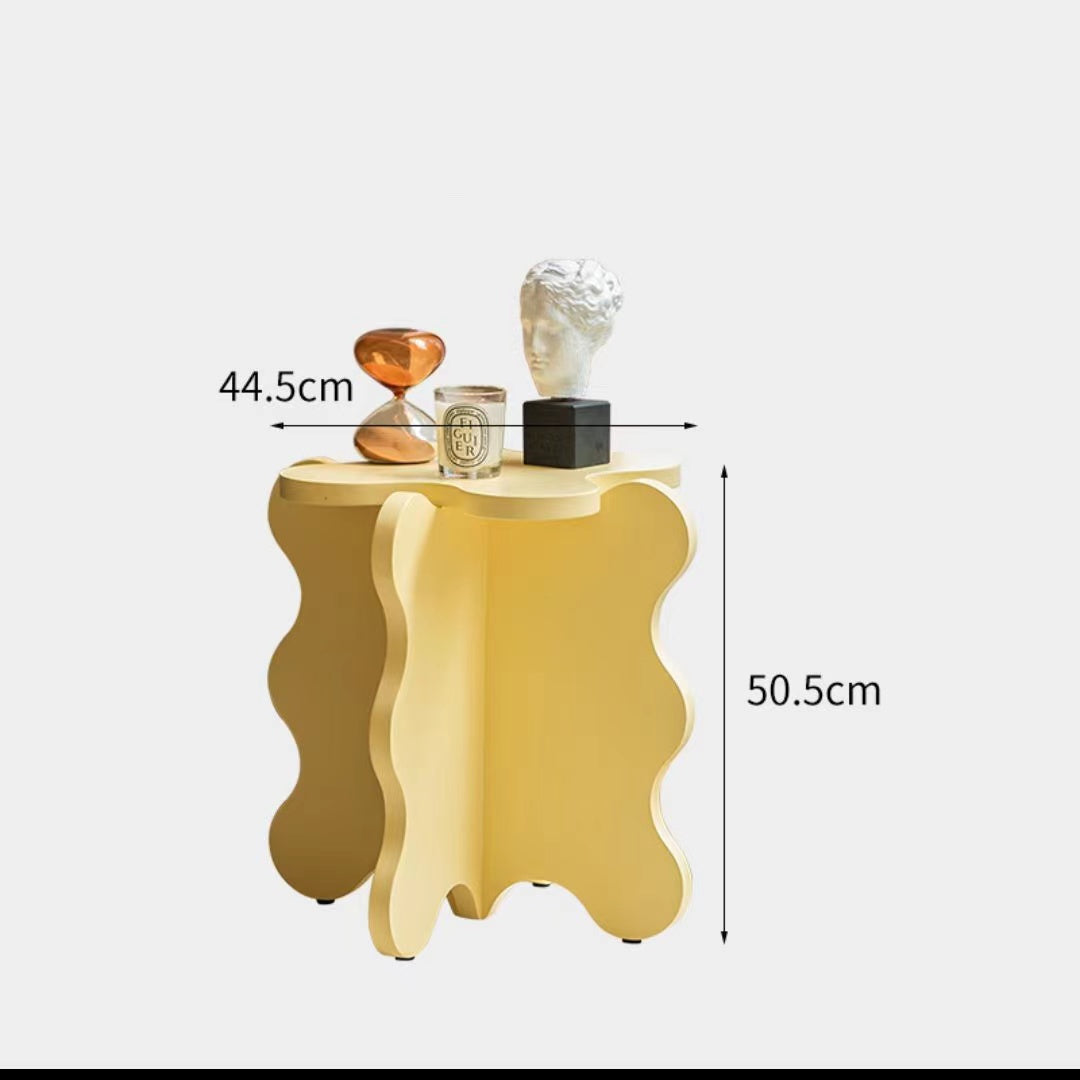 Table pétale ondulée de dessin animé de couleur crème