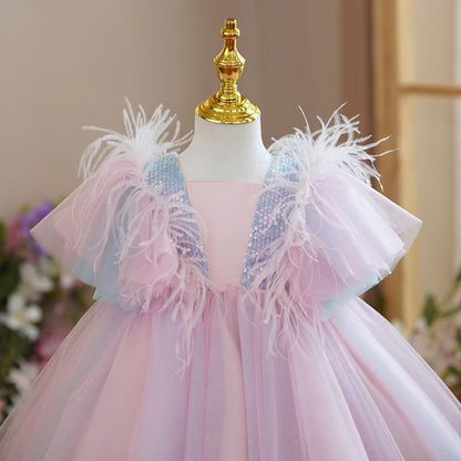 Robe de princesse à la mode pour filles avec parapluie.