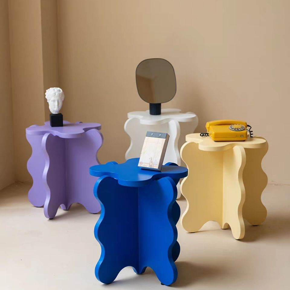 Table pétale ondulée de dessin animé de couleur crème