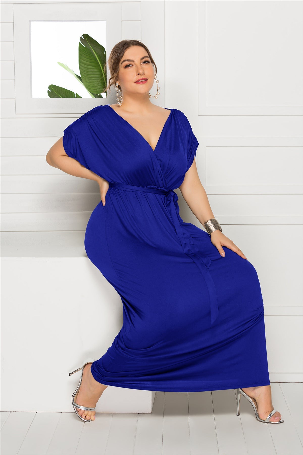 Vestido suelto de talla grande de color liso con cuello en V