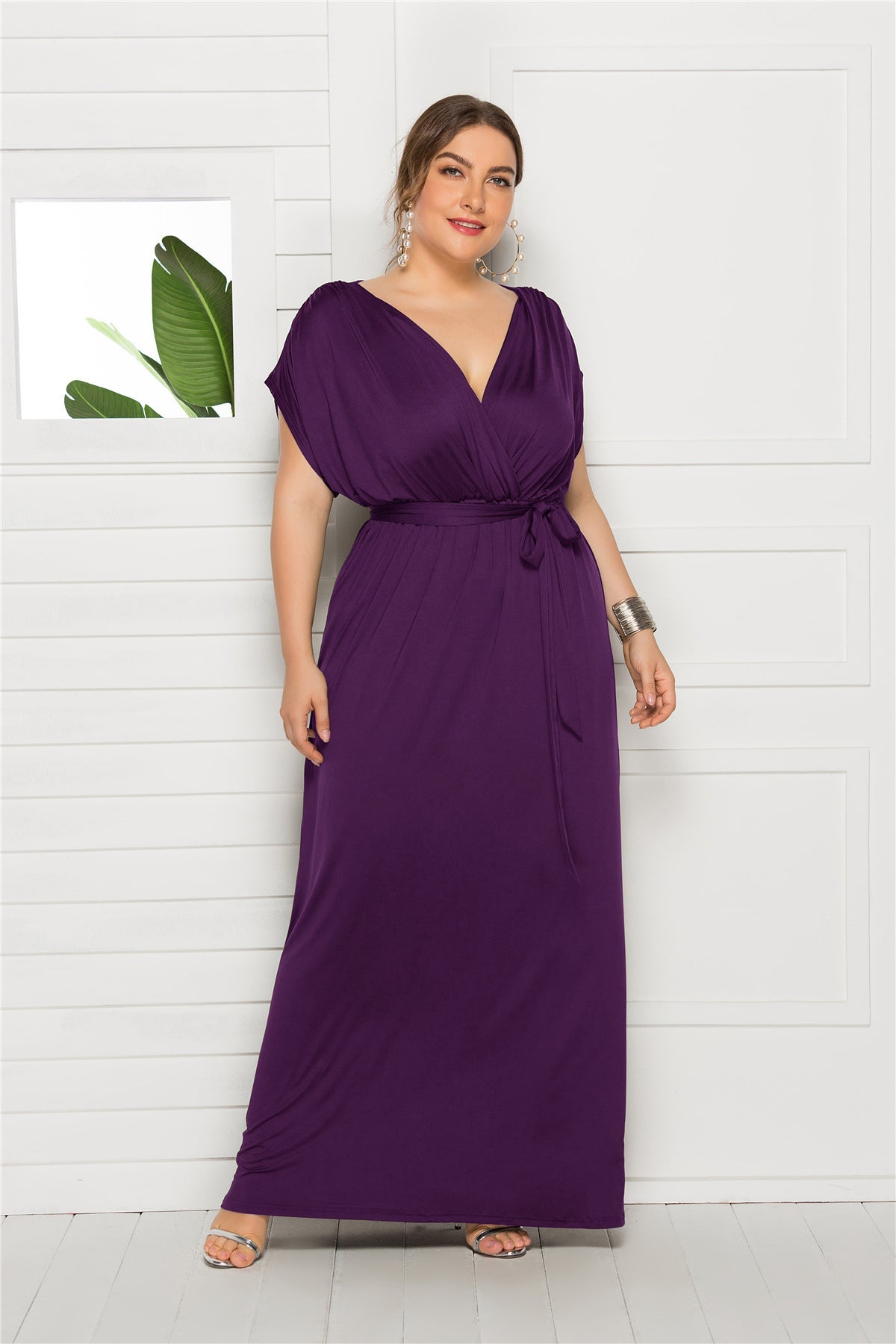 Vestido suelto de talla grande de color liso con cuello en V
