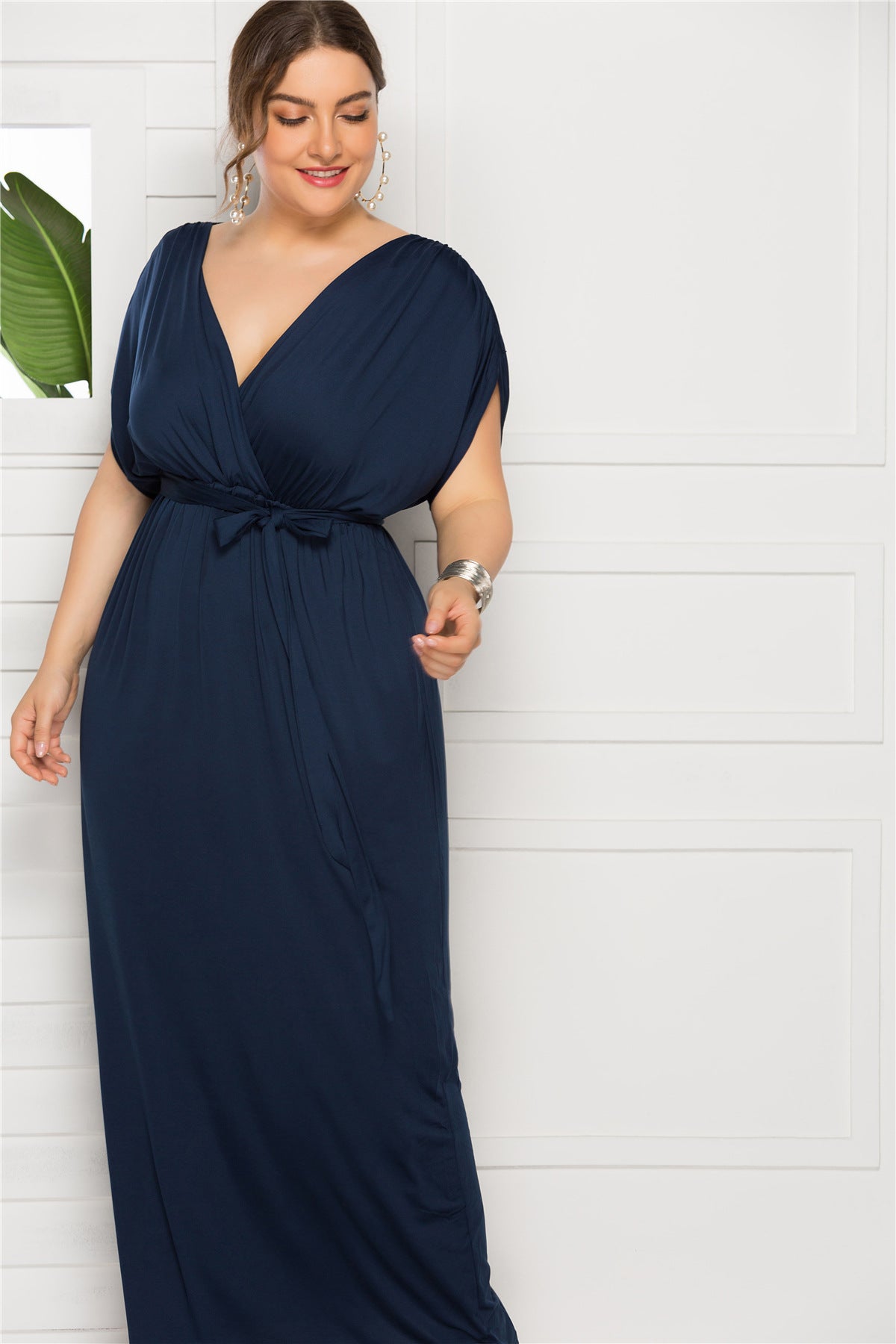 Vestido suelto de talla grande de color liso con cuello en V