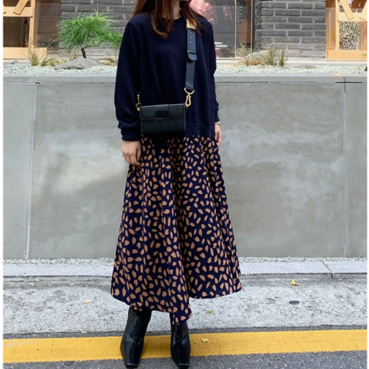 Robe longue grande taille à manches longues avec imprimé patchwork et grand ourlet.