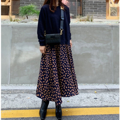 Robe longue grande taille à manches longues avec imprimé patchwork et grand ourlet.