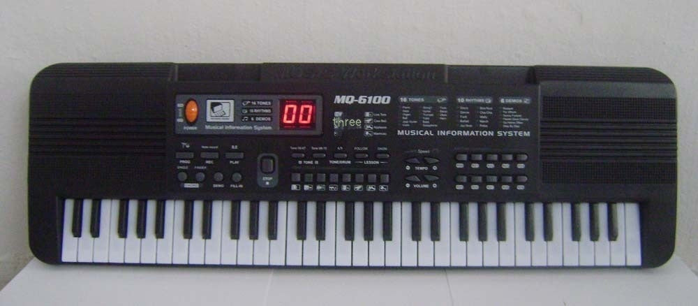 Teclado electrónico de 61 teclas para niños con cable de alimentación USB y micrófono negro
