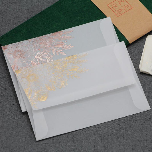 Tarjeta de invitación de papel sulfito con barniz mate y estampado en bronce