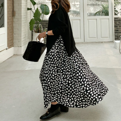 Robe longue grande taille à manches longues avec imprimé patchwork et grand ourlet.
