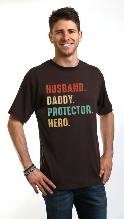 Époux, Papa, Protecteur, Héros T-Shirt Graphique à Manches Courtes Homme en Viscose de Bambou/Coton Biologique