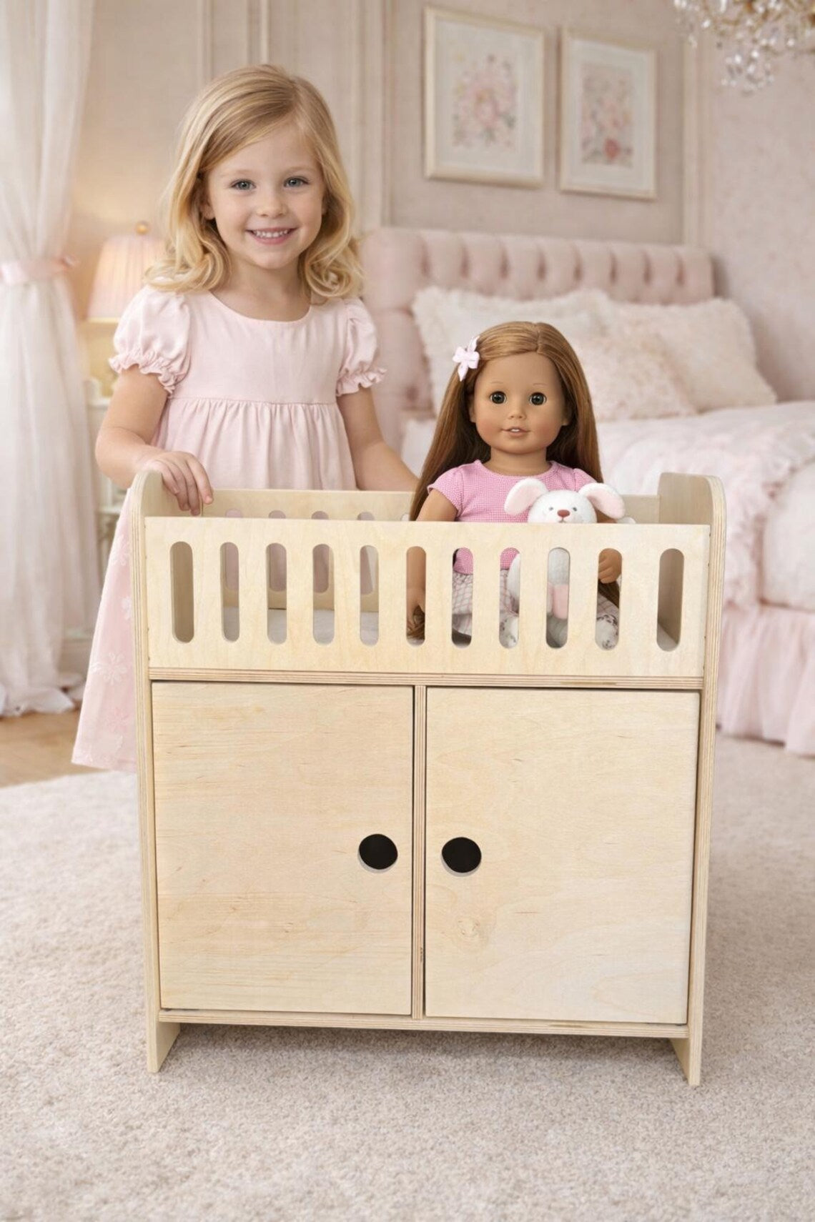 Lit de poupée CLARA avec rangement – Lit de poupée en bois avec cintres | Bush Acres