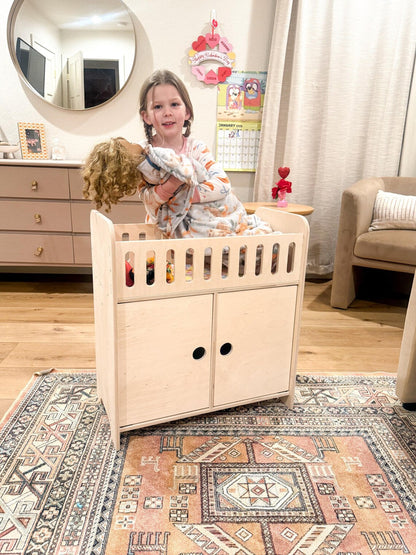 Lit de poupée CLARA avec rangement – Lit de poupée en bois avec cintres | Bush Acres