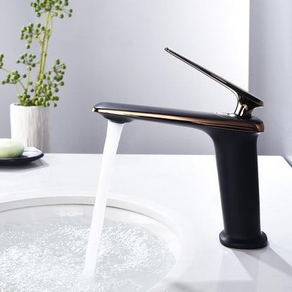 Grifo de baño moderno Clark de un solo orificio
