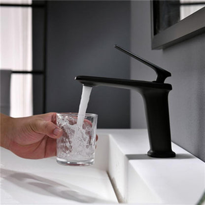 Grifo de baño moderno Clark de un solo orificio