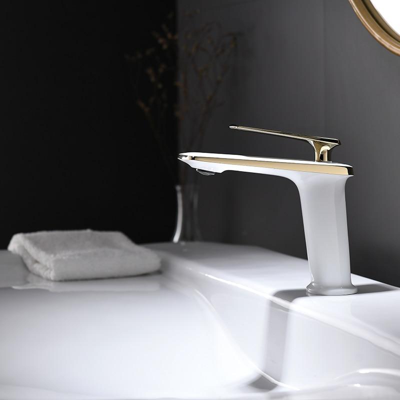 Grifo de baño moderno Clark de un solo orificio