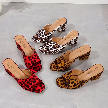 Sandalias Rojas de Leopardo con Punta Cuadrada y Tacón Ancho de Verano